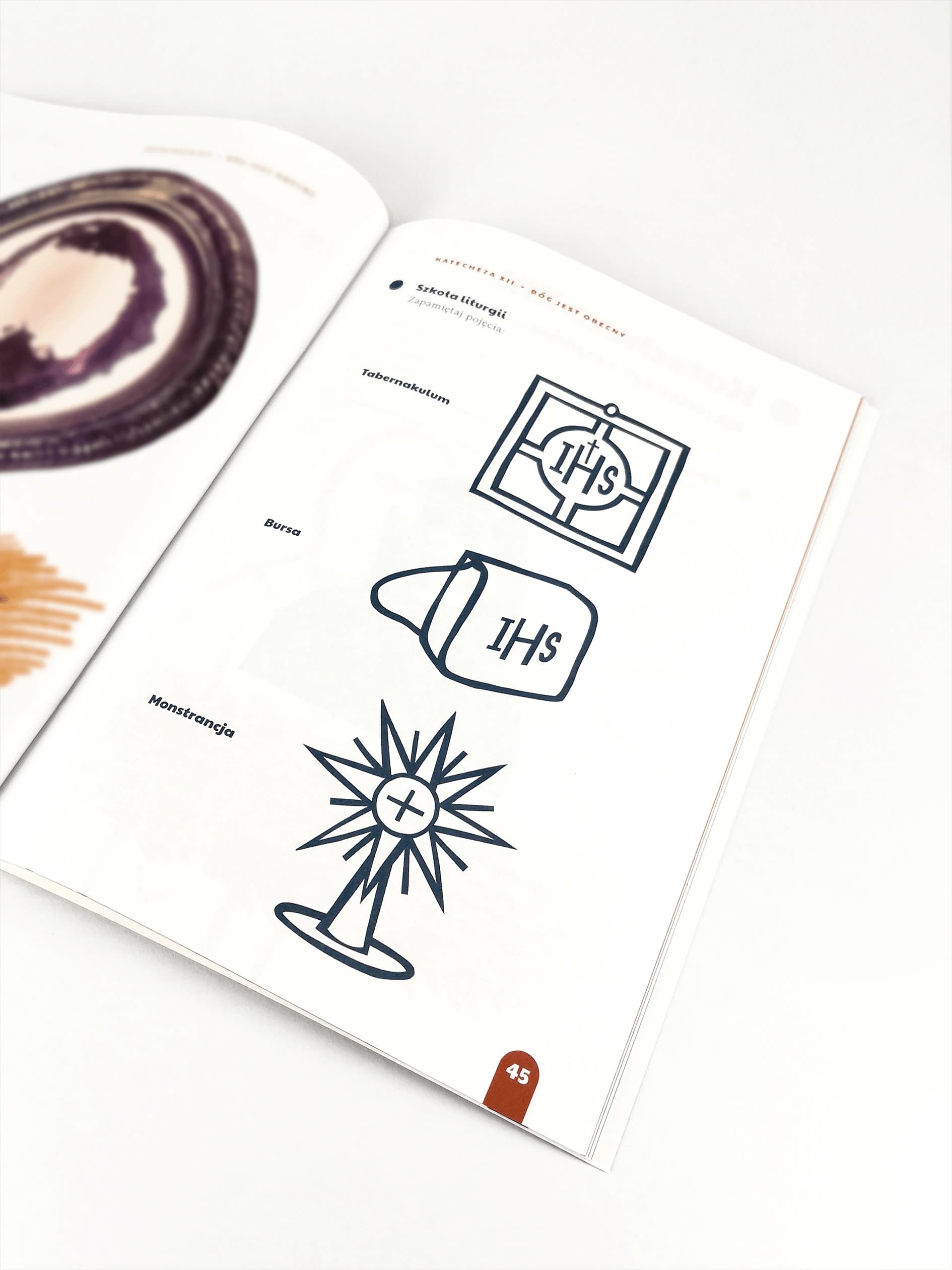 Ilustracje podręcznika – kolorowe grafiki angażujące dzieci w trakcie katechezy